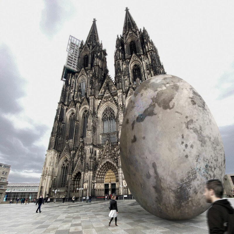 Fotomontage: ein riesiges, steinernes Ei auf der Domplatte vor dem Kölner Dom